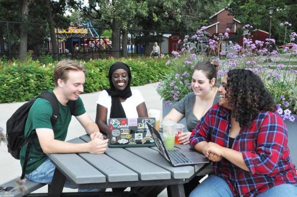 科莫公园，pg电子游戏学生在野餐桌旁
